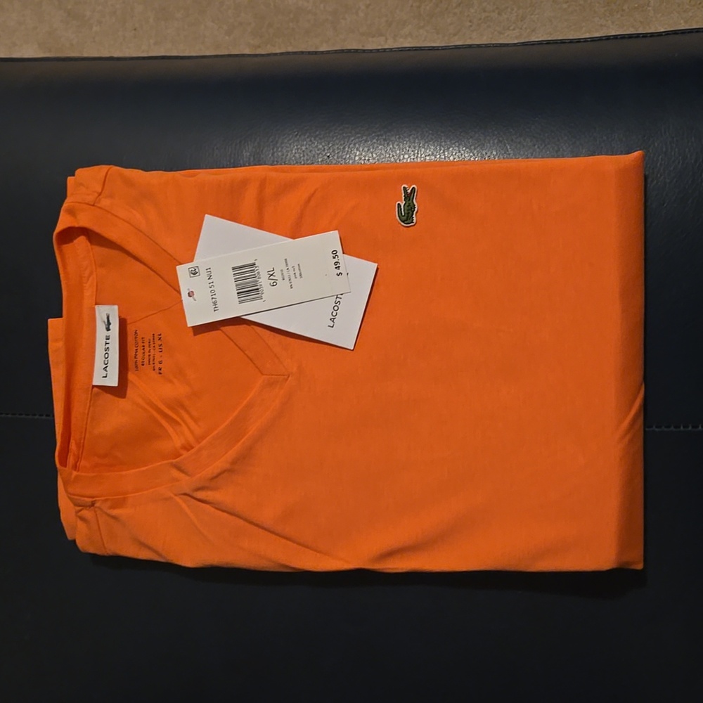 LACOSTE 100% Cotton t-shirt. V neck. XL. Peach.